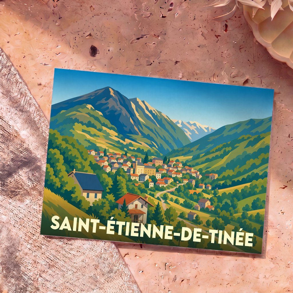 Carte postale souvenir de la ville de Saint-Étienne-de-Tinée avec une illustration stylisée d'un village de montagne.