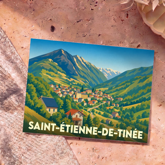 Carte postale souvenir de la ville de Saint-Étienne-de-Tinée avec une illustration stylisée d'un village de montagne.