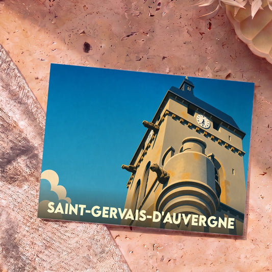 Carte postale souvenir de la ville de Saint-Gervais-d'Auvergne avec une illustration stylisée de son clocher à gargouilles.
