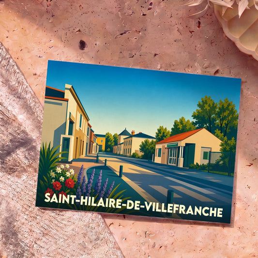 Carte postale souvenir de la ville de Saint-Hilaire-de-Villefranche avec une illustration stylisée d'une rue ensoleillée.