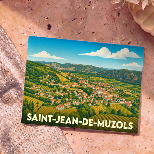 Carte postale souvenir de Saint-Jean-de-Muzols illustrée d'un paysage panoramique coloré de la ville et de ses vignobles.