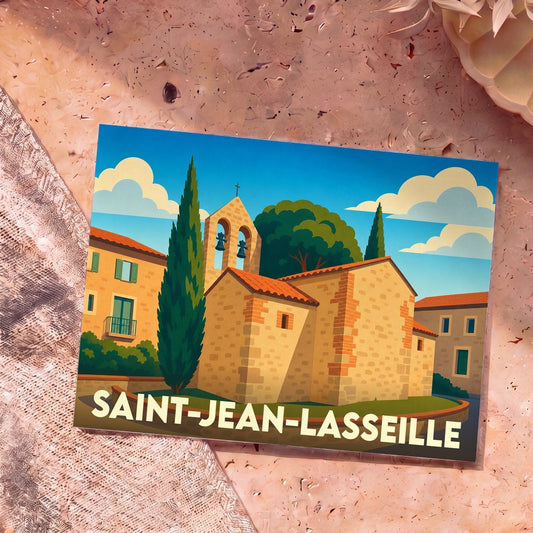 Carte postale souvenir de la ville de Saint-Jean-Lasseille avec une illustration stylisée de son église et de ses bâtiments en pierre sous un ciel bleu.