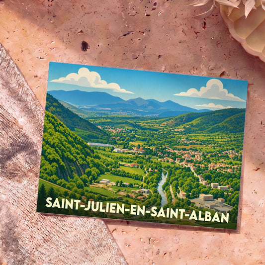 Carte postale souvenir de la ville de Saint-Julien-en-Saint-Alban illustrant un paysage de vallée verdoyante.