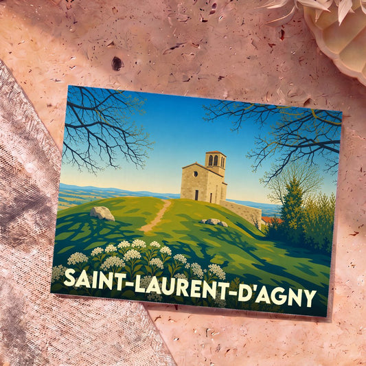 Carte postale souvenir de la ville de Saint-Laurent-d'Agny illustrant une chapelle sur une colline verdoyante.