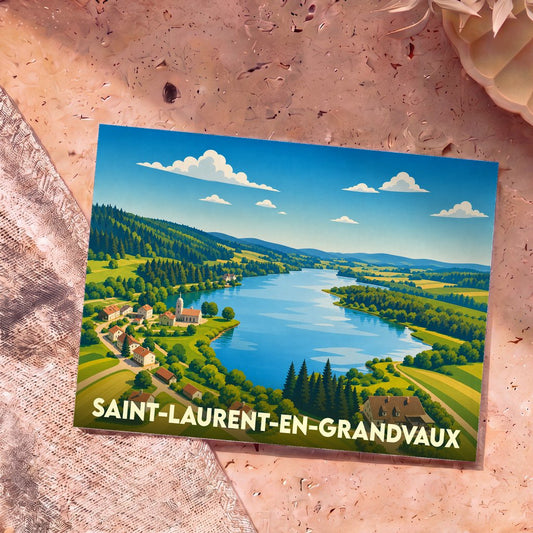 Carte postale souvenir de Saint-Laurent-en-Grandvaux illustrant un paysage de lac et de montagnes verdoyantes.