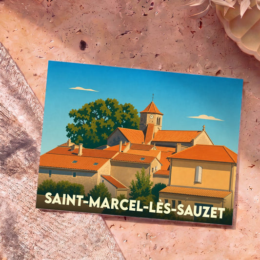 Carte postale souvenir de la ville de Saint-Marcel-lès-Sauzet avec une illustration stylisée de ses toits et de son église.