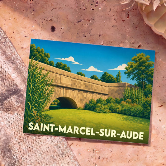 Carte postale souvenir de Saint-Marcel-sur-Aude avec une illustration stylisée d'un pont en pierre enjambant une rivière.