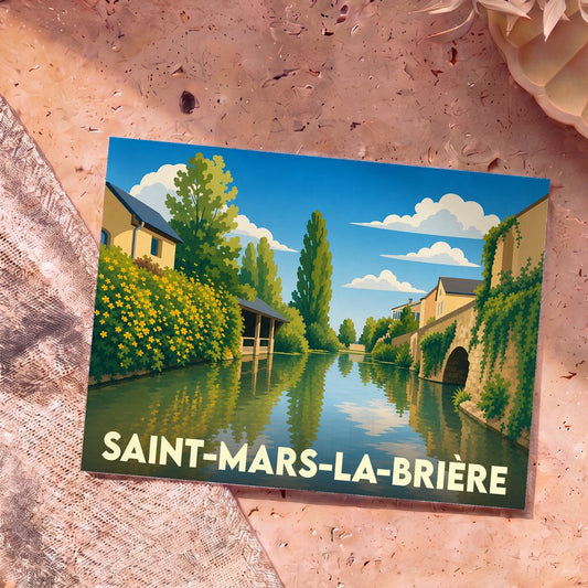 Carte postale souvenir de la ville de Saint-Mars-la-Brière avec une illustration stylisée d'un canal bordé de maisons et de fleurs.