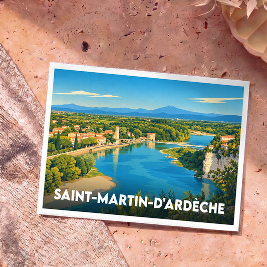 Carte postale souvenir de Saint-Martin-d'Ardèche présentant une illustration stylisée et colorée du village au bord de la rivière.