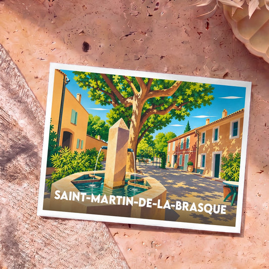 Carte postale souvenir de la ville de Saint-Martin-de-la-Brasque illustrant une place de village ensoleillée avec sa fontaine centrale.