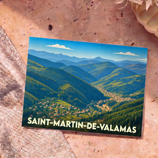 Carte postale souvenir de Saint-Martin-de-Valamas arborant une illustration stylisée du village niché dans une vallée montagneuse verdoyante.