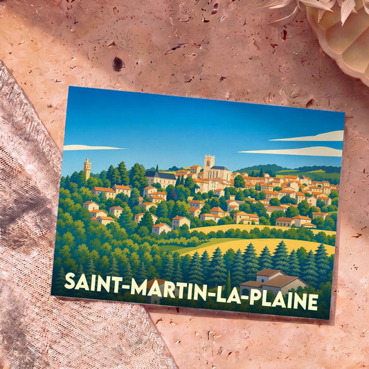 Carte postale souvenir de la ville de Saint-Martin-la-Plaine avec une illustration stylisée et colorée de ses maisons et de son église.