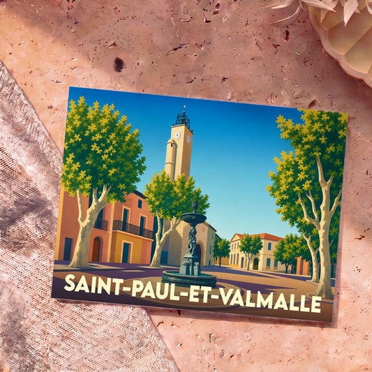 Carte postale souvenir de Saint-Paul-et-Valmalle avec une illustration stylisée d'une place ensoleillée, sa fontaine et son clocher.
