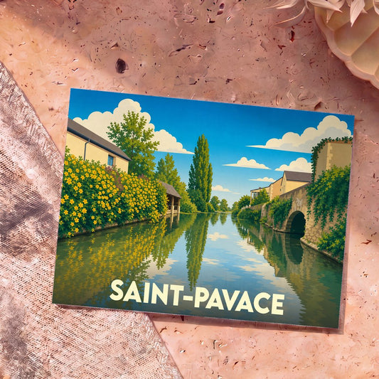Carte postale souvenir de la ville de Saint-Pavace illustrant un canal paisible bordé de fleurs et de maisons dans un style rétro.