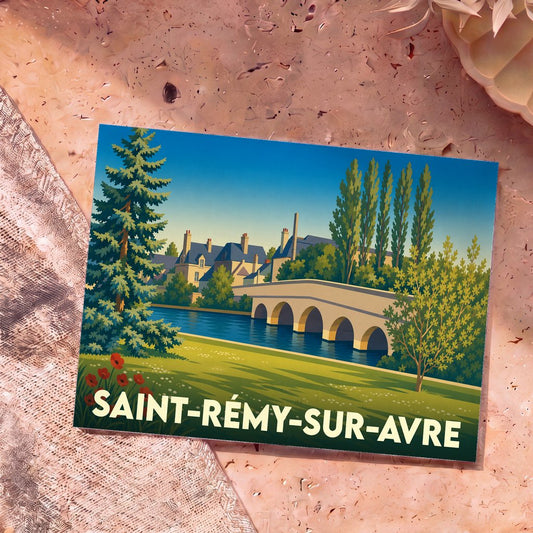 Carte postale souvenir de Saint-Rémy-sur-Avre illustrant un pont en pierre traversant une rivière bordée de maisons et de sapins.