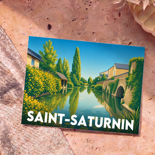 Carte postale souvenir de la ville de Saint-Saturnin avec une illustration stylisée d'un canal bordé de fleurs et de maisons.