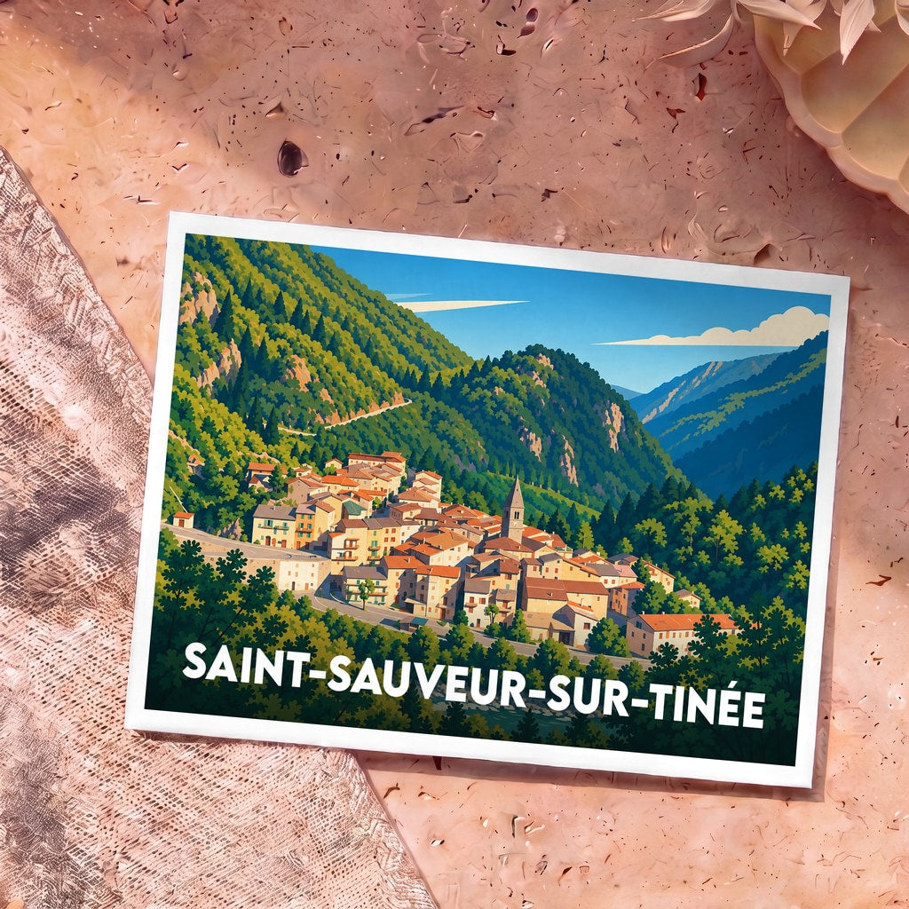 Carte postale souvenir de la ville de Saint-Sauveur-sur-Tinée avec une illustration stylisée d'un village de montagne.