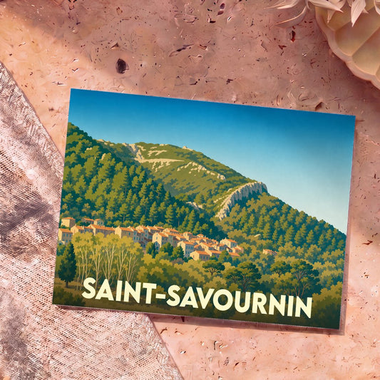 Carte postale souvenir de Saint-Savournin avec une illustration stylisée représentant le village niché au pied d'une colline boisée.