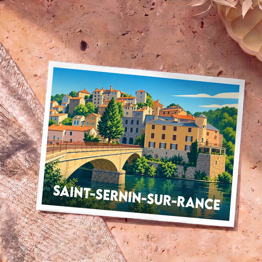 Carte postale souvenir de la ville de Saint-Sernin-sur-Rance avec une illustration stylisée de son pont et de son village en bord de rivière.