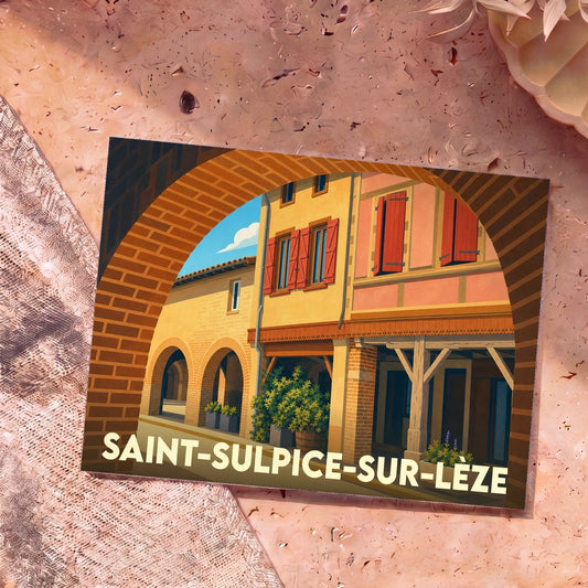 Carte postale souvenir de la ville de Saint-Sulpice-sur-Lèze avec une illustration stylisée de ses arcades et façades à colombages.