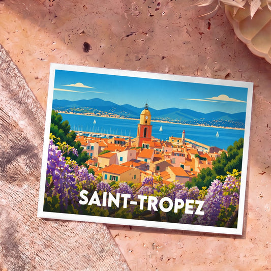 Carte postale souvenir de la ville de Saint-Tropez avec une illustration stylisée de son clocher et de son port.