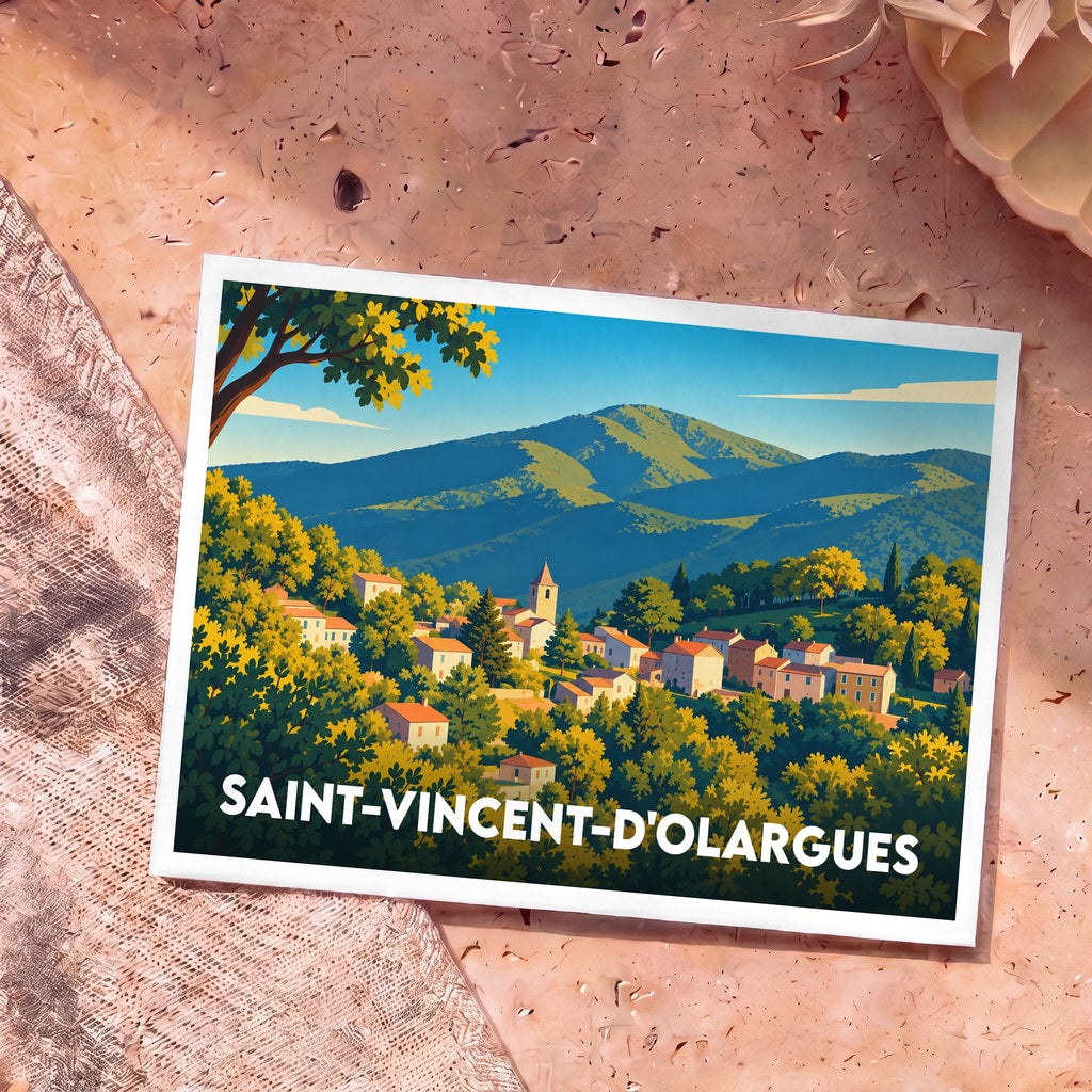 Carte postale souvenir de la ville de Saint-Vincent-d'Olargues avec une illustration stylisée d'un village dans les montagnes.