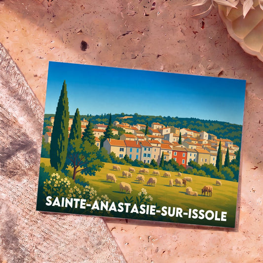 Carte postale souvenir de Sainte-Anastasie-sur-Issole avec une illustration colorée représentant un troupeau de moutons devant le village provençal.