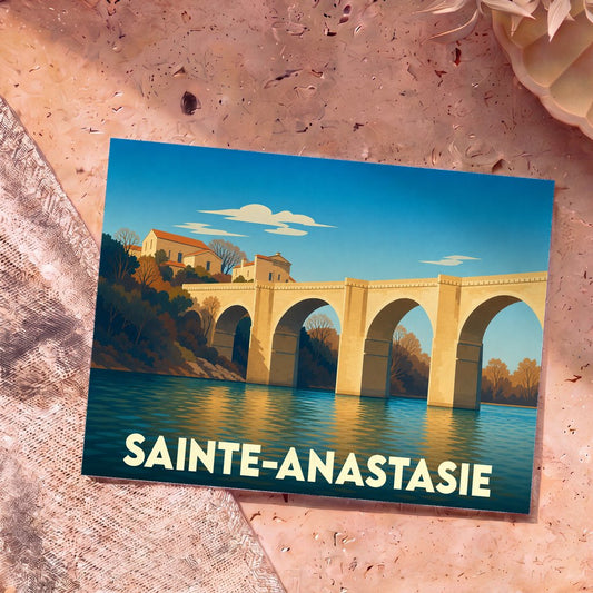 Carte postale souvenir de la ville de Sainte-Anastasie avec une illustration stylisée de son pont et de ses bâtisses.