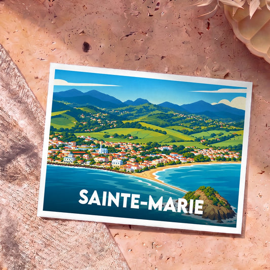Carte postale souvenir de la ville de Sainte-Marie illustrant son célèbre tombolo et ses paysages verdoyants.