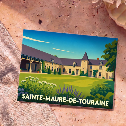 Carte postale souvenir de la ville de Sainte-Maure-de-Touraine avec une illustration stylisée de bâtiments traditionnels et d'un jardin.