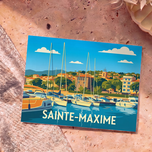 Carte postale souvenir de la ville de Sainte-Maxime avec une illustration stylisée de son port de plaisance.
