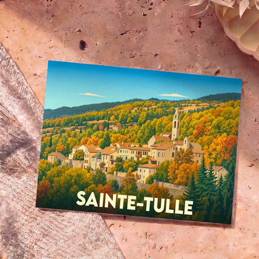 Carte postale souvenir de la ville de Sainte-Tulle avec une illustration stylisée de son village en automne.