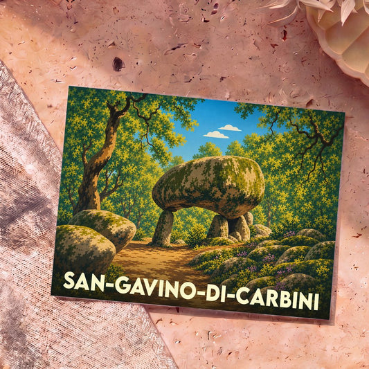 Carte postale souvenir de la ville de San-Gavino-di-Carbini avec une illustration stylisée d'un dolmen dans une forêt.