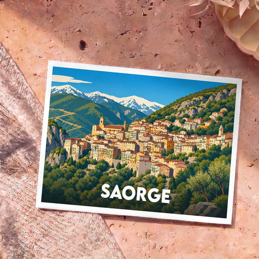 Carte postale souvenir de la ville de Saorge avec une illustration stylisée d'un village perché face aux montagnes enneigées.