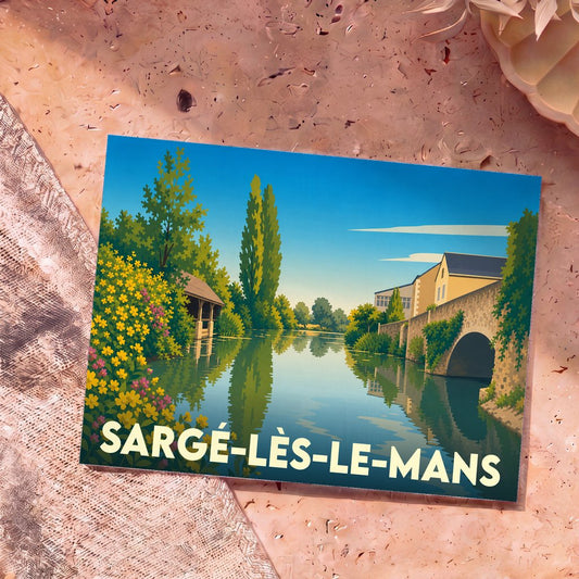 Carte postale souvenir de la ville de Sargé-lès-le-Mans avec une illustration stylisée d'un cours d'eau et de son pont.