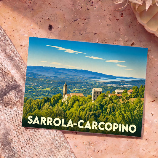 Carte postale souvenir de la ville de Sarrola-Carcopino avec une illustration stylisée.