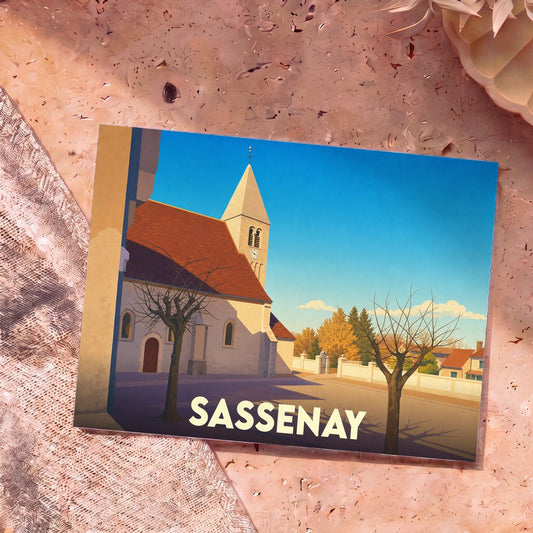 Carte postale souvenir de la ville de Sassenay avec une illustration stylisée d'une église sous un ciel bleu.