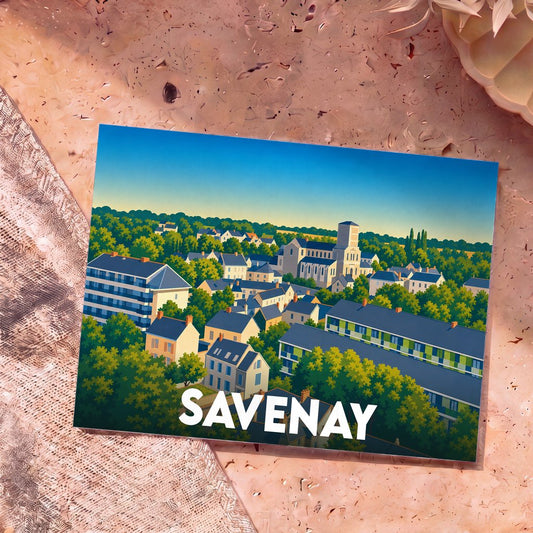 Carte postale souvenir de la ville de Savenay avec une illustration stylisée et colorée de ses toitures et de son église.