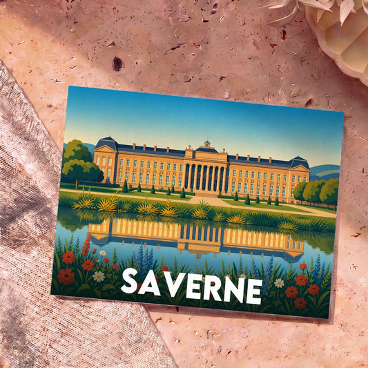 Carte postale souvenir de la ville de Saverne avec une illustration stylisée de son château se reflétant dans l'eau.