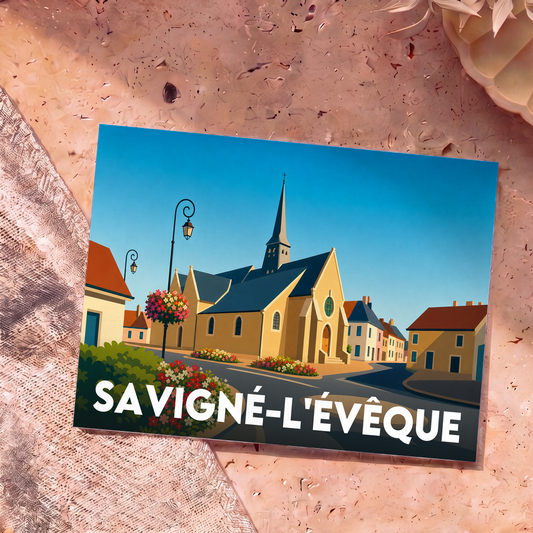 Carte postale souvenir de la ville de Savigné-l'Évêque avec une illustration stylisée de son église et de ses rues.