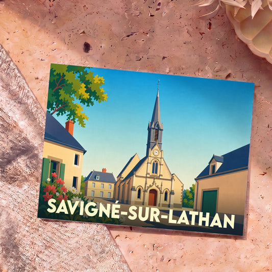 Carte postale souvenir de la ville de Savigné-sur-Lathan avec une illustration stylisée de son église.
