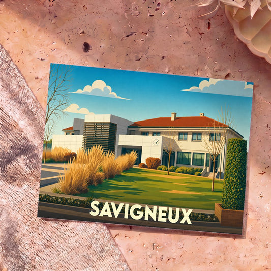 Carte postale souvenir de la ville de Savigneux avec une illustration stylisée de son hôtel de ville moderne et ensoleillé.