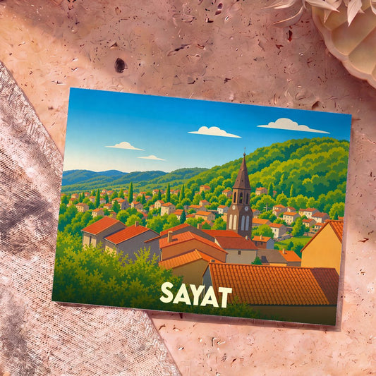 Carte postale souvenir de la ville de Sayat avec une illustration stylisée de ses toits orangés et de son clocher nichés dans une vallée verdoyante.