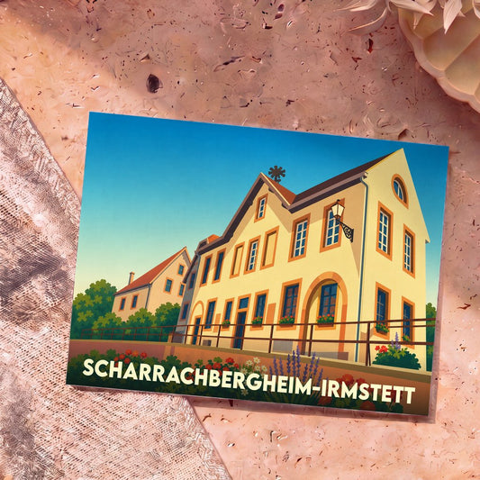 Carte postale souvenir de la ville de Scharrachbergheim-Irmstett avec une illustration stylisée de bâtiments traditionnels.