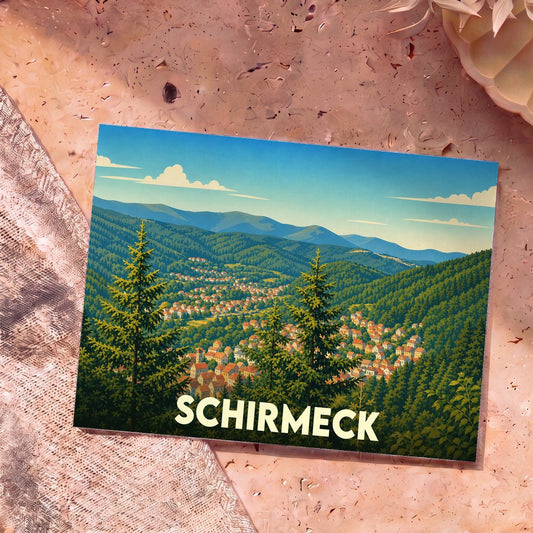 Carte postale souvenir de la ville de Schirmeck avec une illustration stylisée de sa vallée boisée.