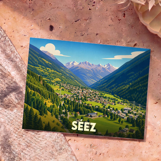 Carte postale souvenir de la ville de Séez avec une illustration stylisée d'un village de montagne.