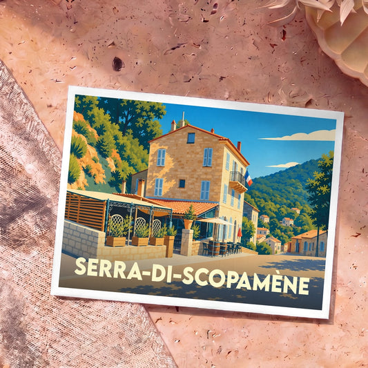 Carte postale souvenir de la ville de Serra-di-Scopamène illustrant une bâtisse traditionnelle en pierre sous un ciel bleu.