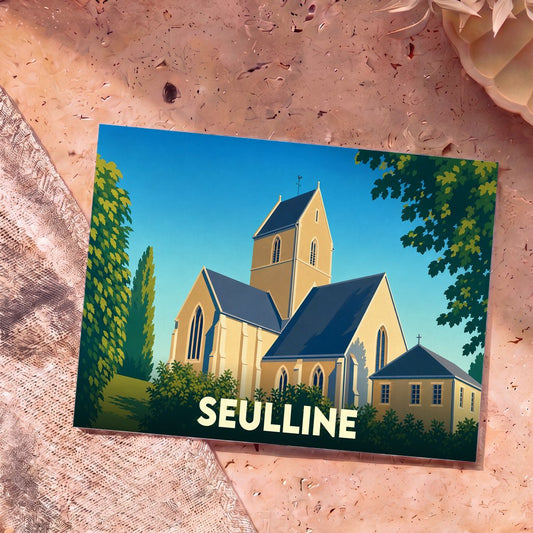 Carte postale souvenir de la ville de Seulline avec une illustration stylisée de son église sous un ciel bleu.