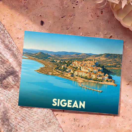 Carte postale souvenir de la ville de Sigean avec une illustration stylisée.