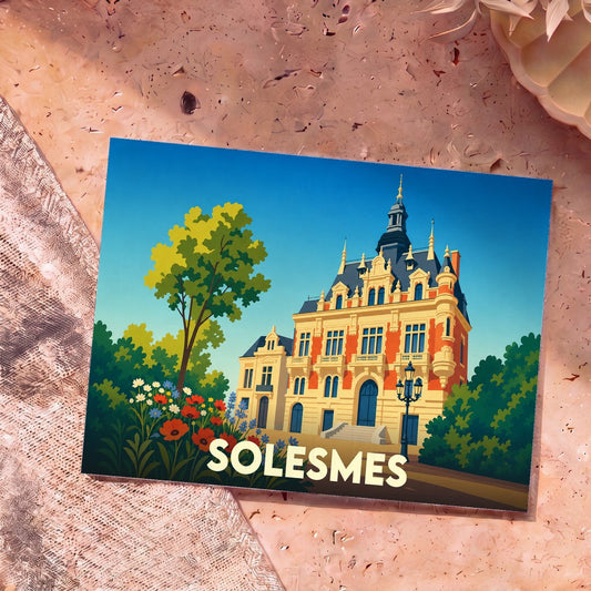 Carte postale souvenir de la ville de Solesmes avec une illustration stylisée d'un bâtiment historique et d'un jardin fleuri.